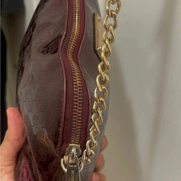 Michael Kors beautiful burgundy, colored Crossbody bag patent with half chain. - Picture 8 of 15